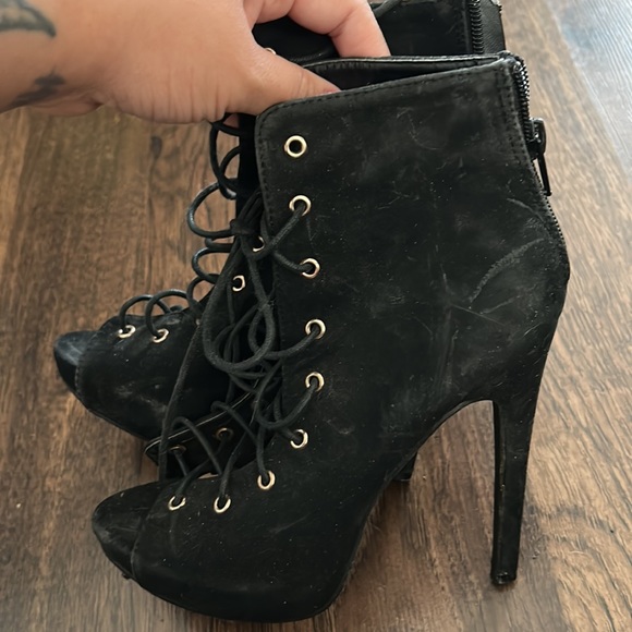 black boots/heels - Picture 2 of 3